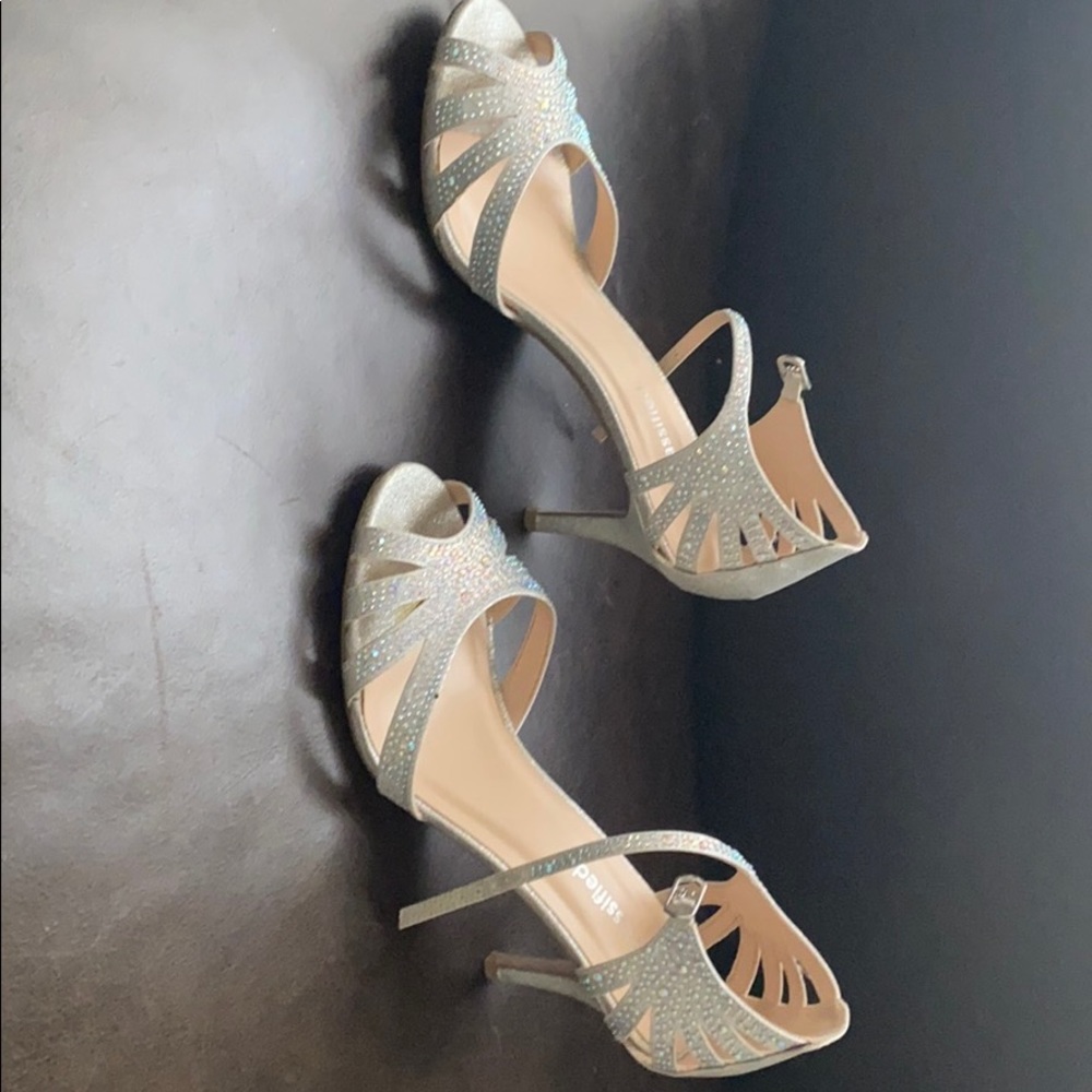 Silver Heels - Picture 2 of 5